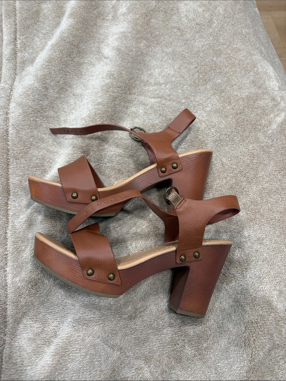 Women’s brown platform block heel size 6